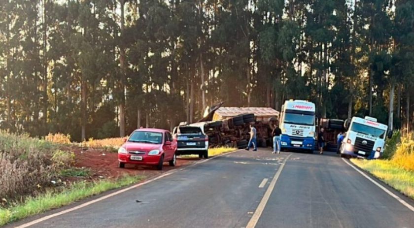 Caminhão tomba na PR 180 em Marmeleiro