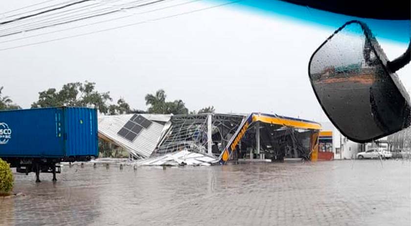 Ventos De 75 Km H Causam Estragos Em SC