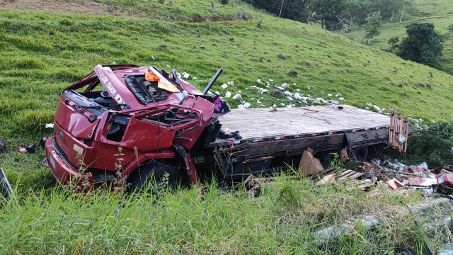 Caminhão sem freio sai da pista capota e motorista sai