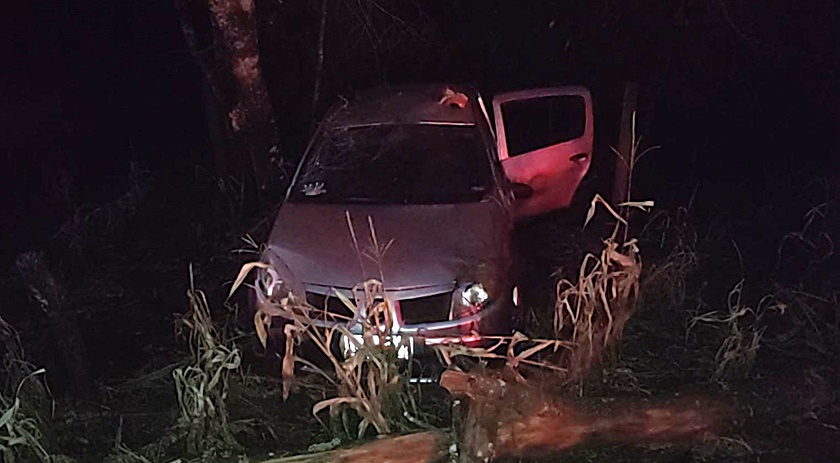 Veiculo Sai Da Pista E Capota Na PR 180 Duas Pessoas Ferida