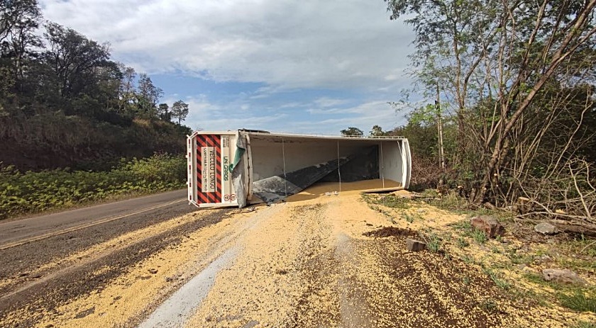 Carreta carregada soja tomba na BR 163 em Capitão Leônid