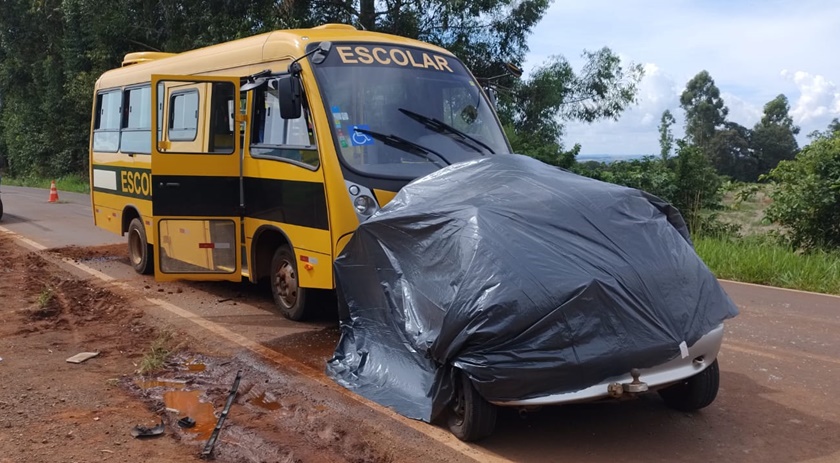 Grave colisão frontal entre carro e ônibus escolar deixa trê