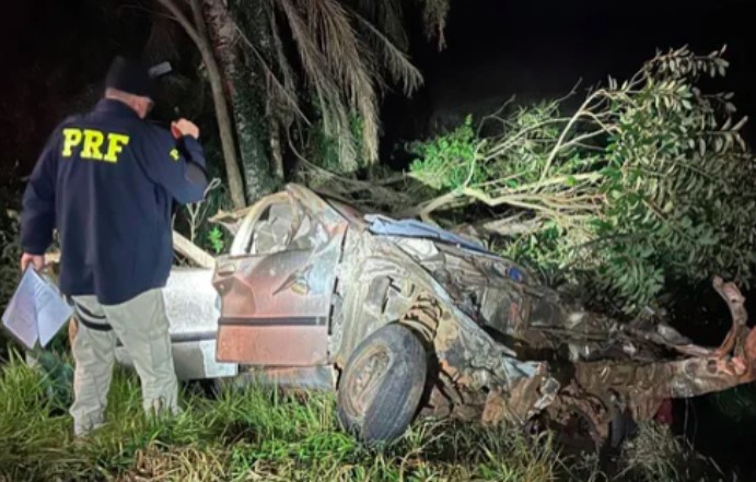 Seis pessoas morrem em colisão envolvendo dois carros e um c