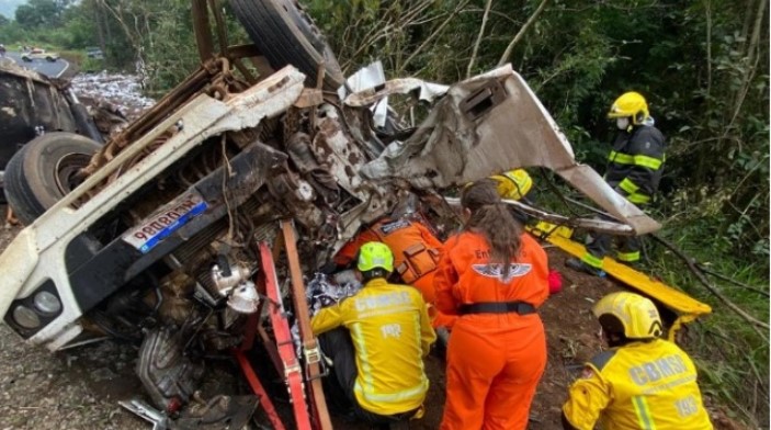 Motorista Fica Preso Nas Ferragens E Em Estado Grave Ao Tomb