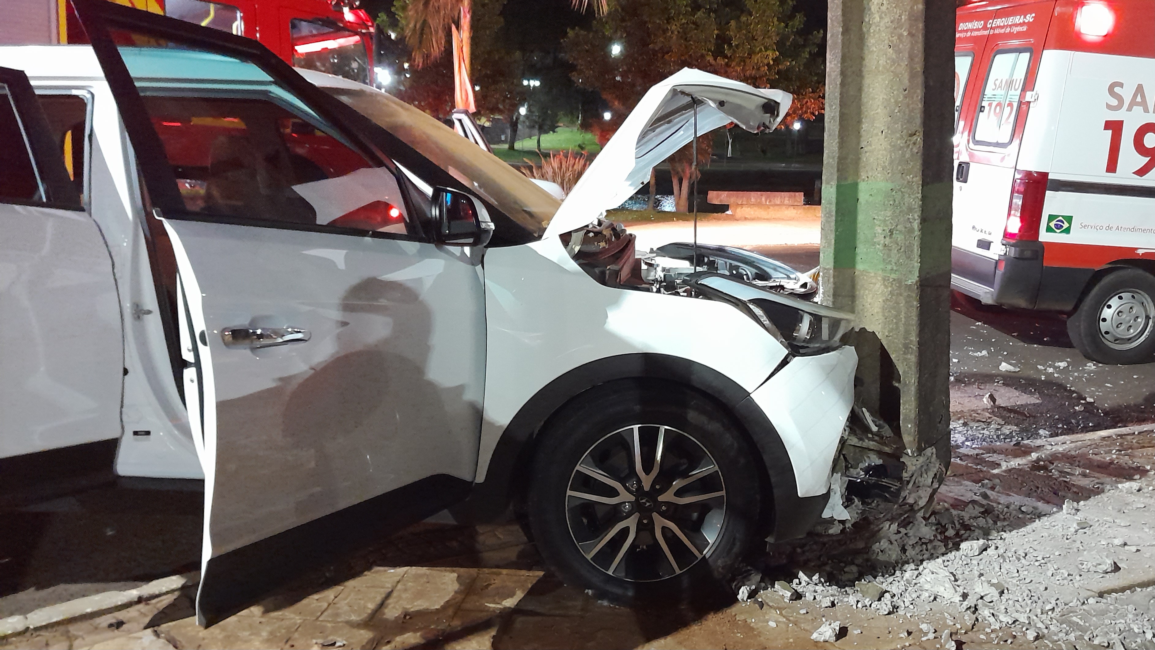 Carro colide em poste de energia elétrica na rua Acre - O que é