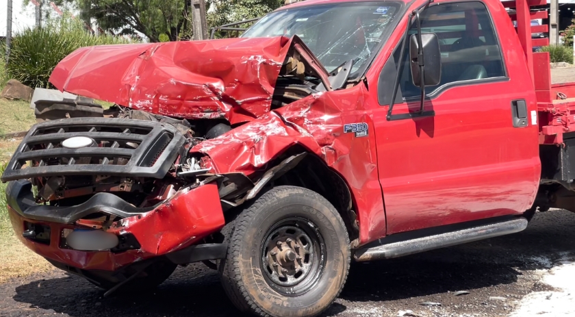 Colisão frontal entre caminhão e caminhonete deixa um ferido na BR-163