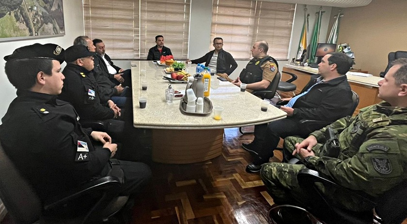 Prefeito Ricardo Ortiña se encontra com agentes da segurança pública da Fronteira