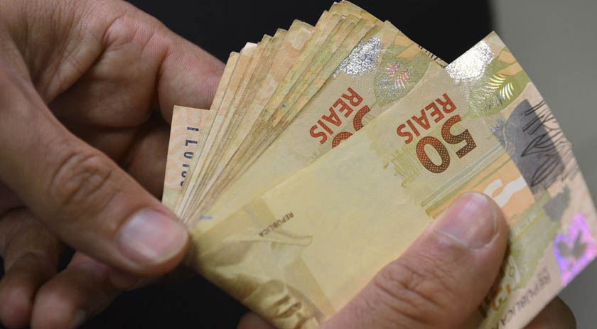 Governo mantém previsão do salário mínimo de R$ 1.502 para 2025
