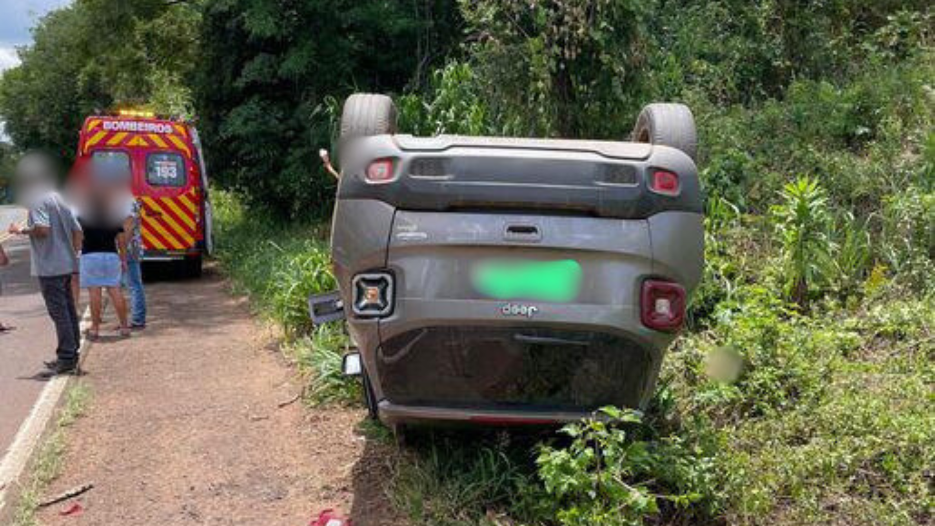 Carro sai da pista, colide em árvore e capota no interior