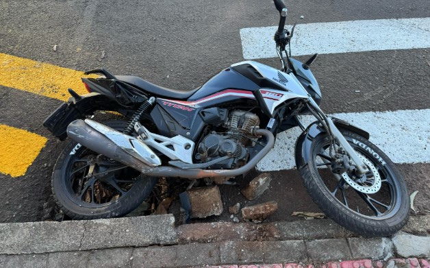 Colisão entre carro e moto deixa jovem ferido