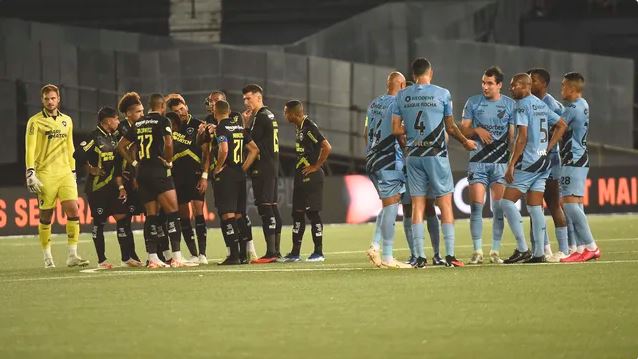 Botafogo e Athletico-PR empatam em jogo de dois dias pelo Brasileirão; veja  gols