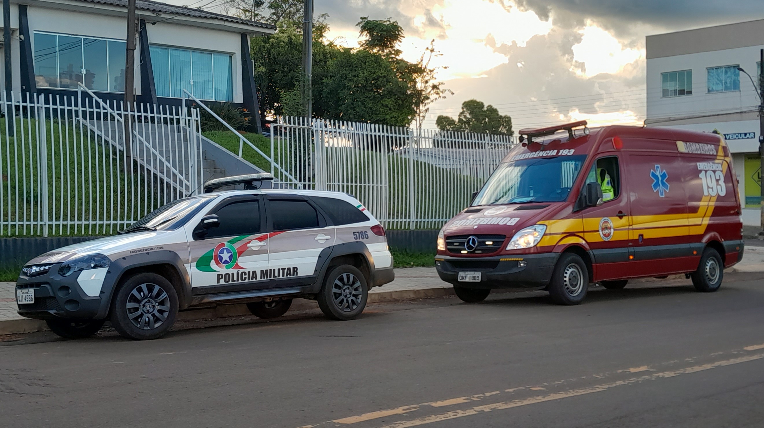 Adolescente é apreendido pela PM após sair nu pela rua