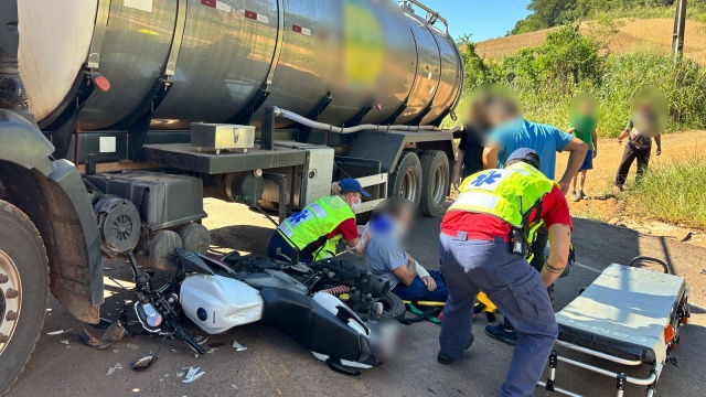 Motociclista fica ferido após colisão com caminhão de leite na BR-282