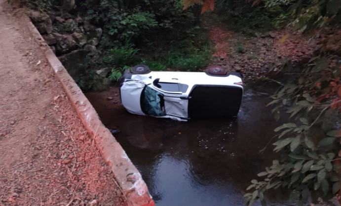 Veículo sai da pista e cai em rio no interior