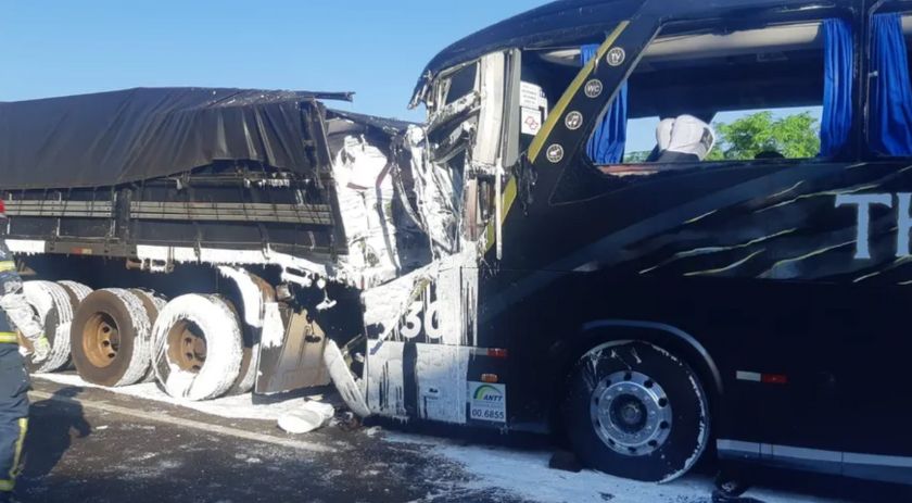 Motorista De 63 Anos Morre Após ônibus Com Escoteiros Bater