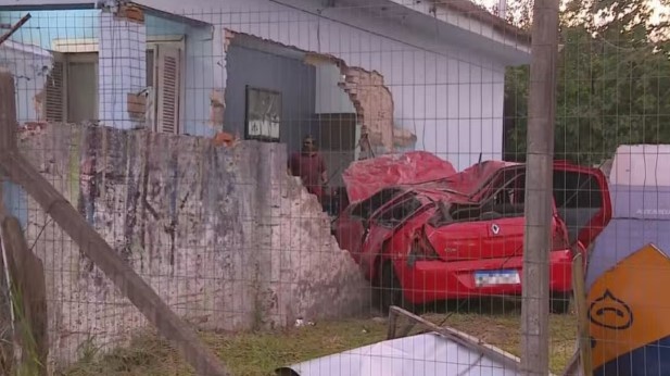 Irmãs de 22 e 26 anos morrem após carro em que estavam sair da pista e invadir casa no RS