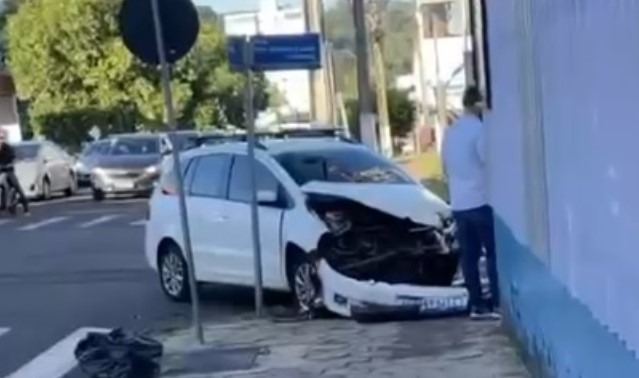 Colisão envolve dois carros em cruzamento com semáforo