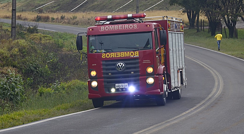 Bombeiros resgatam duas pessoas presas em elevador na madrugada desta sexta-feira