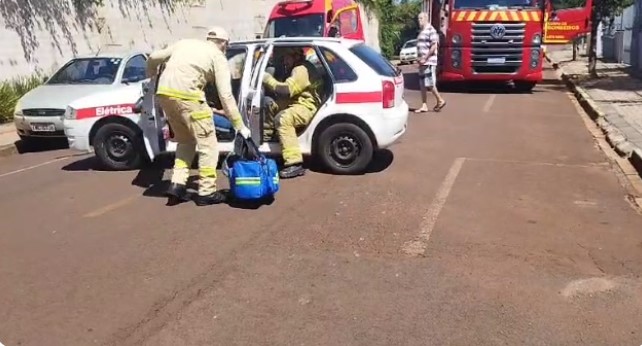 Carro capota após colisão e condutora gestante fica ferida