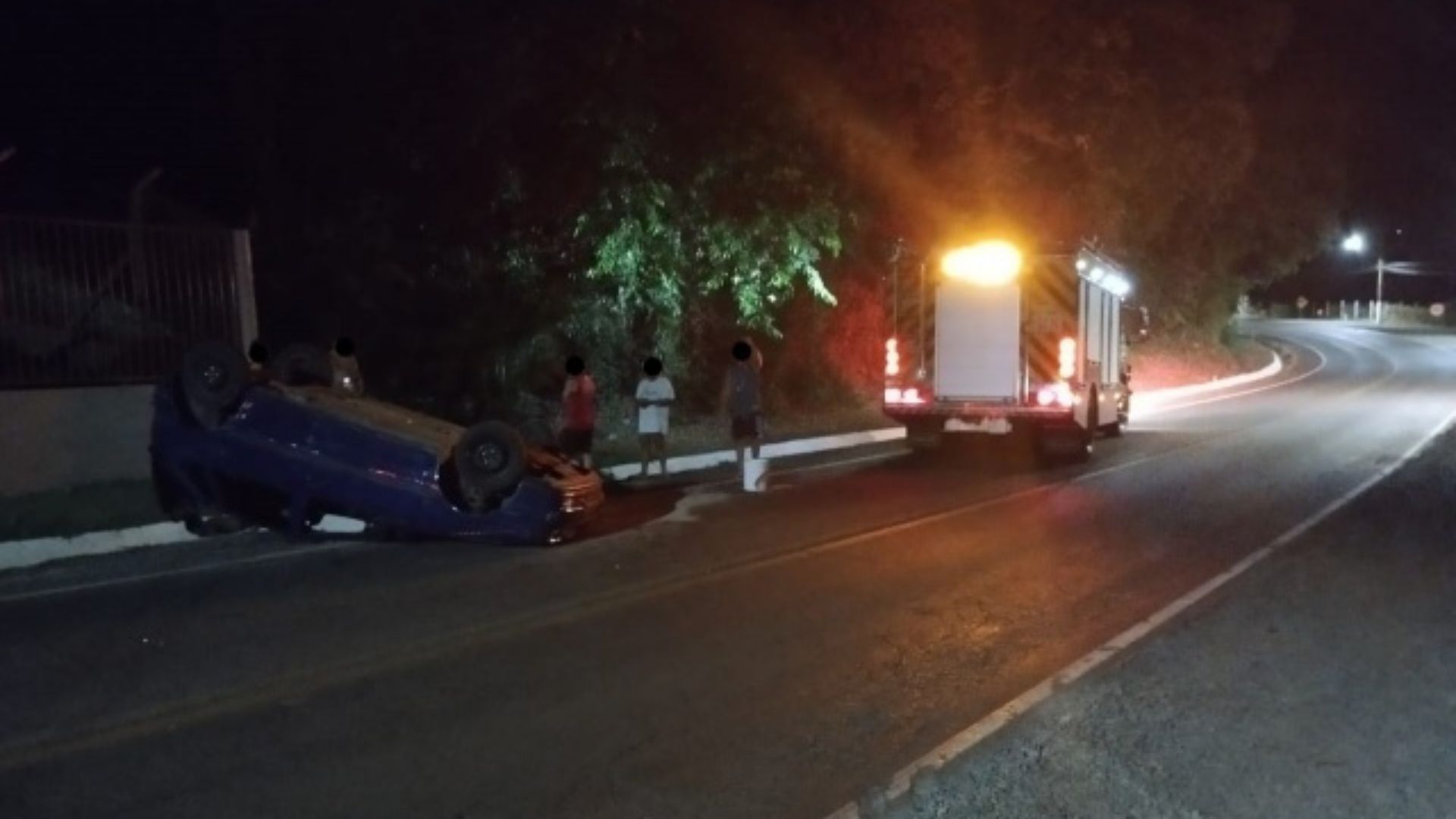 Carro capota na SC-283 em São Carlos; ocupantes saem ilesos