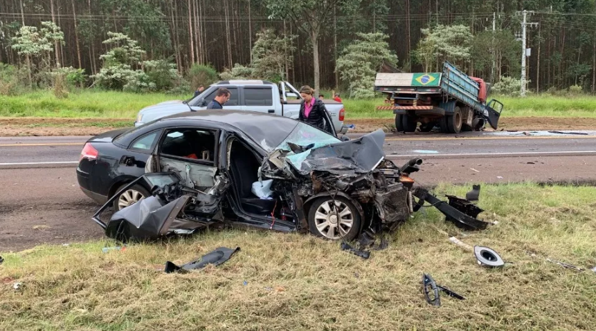 Mulher Fica Ferida Em Acidente Entre Carro E Caminh O Na Br