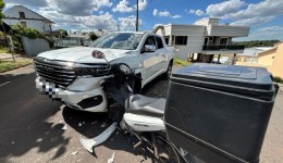 Motociclista fica ferido em colisão com caminhonete