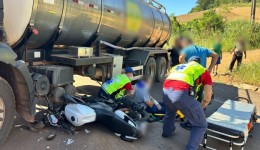 Motociclista fica ferido após colisão com caminhão de leite na BR-282