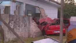 Irmãs de 22 e 26 anos morrem após carro em que estavam sair da pista e invadir casa no RS