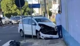 Colisão envolve dois carros em cruzamento com semáforo