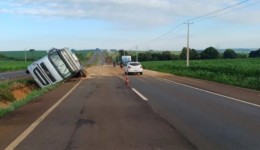 Motorista morre esmagado após caminhão tombar na BR-163