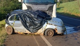 Casal morre e trágico acidente entre carro e carreta na BR 163