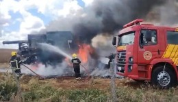 Colheitadeira é destruída pelo fogo na SC-305