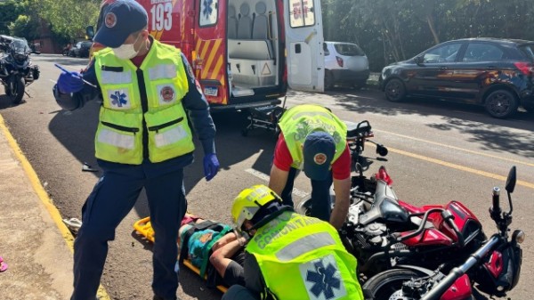 Motociclista fica ferido em colisão com carro no Centro