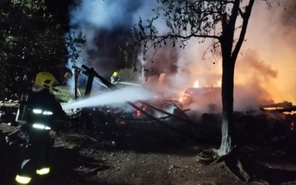 Incêndio destrói galpão com madeiras e maquinários