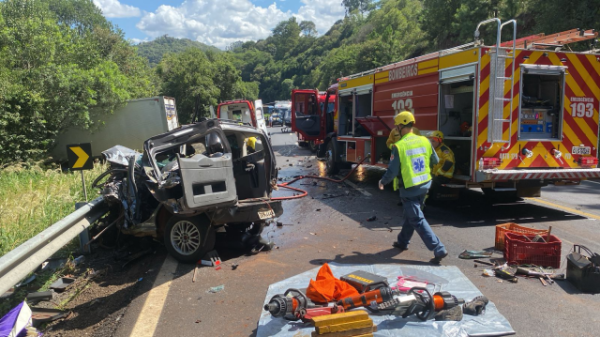 Colisão entre carro e caminhão deixa feridos e socorro aéreo precisa ser acionado na BR-282