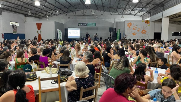 650 mulheres se reúnem em uma grande festa no Dia Internacional da Mulher