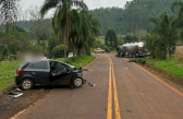 Motorista perde o controle em curva e morre em colisão frontal contra caminhão
