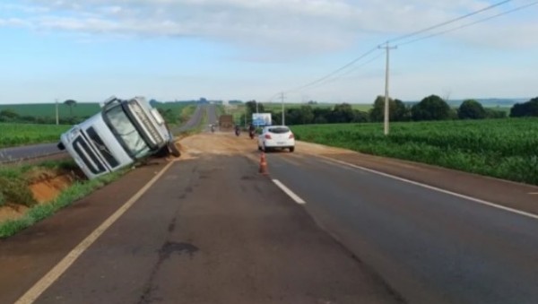 Motorista morre esmagado após caminhão tombar na BR-163