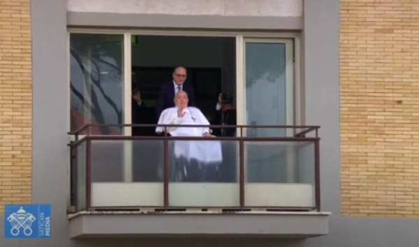 Papa Francisco recebe alta após 37 dias e faz primeira aparição aos fiéis