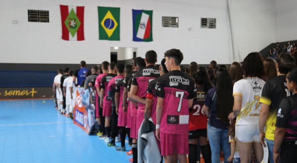 Começou nesta sexta-feira (04) o Campeonato Municipal de Futsal com dois grandes jogos