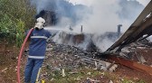 Incêndio destrói residência de madeira na Linha Povo Unido