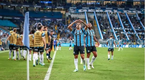 Grêmio domina o Athletico-PR, na Arena, e vence a primeira no Brasileirão