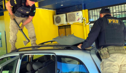 Policiais usam machado para retirar cocaína de teto falso de veículo abordado na BR-153