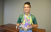 Atleta de 15 anos exibe medalhas e destaca paixão pelo vôlei